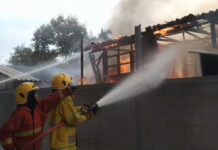 ลมแรง!เพลิงไหม้หลังแรกลามไหม้อีก 2 บ้านไม้ติดสถานีรถไฟฟ้าย่านเทพารักษ์วอด 3 หลัง