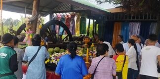 คอหวยอุทัยธานีแห่กราบไหว้เจ้าแม่รถเกวียนตะเคียนทองเก่าแก่ลุ้นเลขเด็ดเสี่ยงโชค