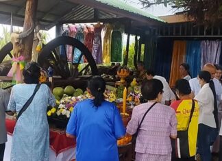 คอหวยอุทัยธานีแห่กราบไหว้เจ้าแม่รถเกวียนตะเคียนทองเก่าแก่ลุ้นเลขเด็ดเสี่ยงโชค