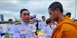 “ผศ.วราวุธ” ร่วมพิธีทำบุญตักบาตร เพื่ออุทิศถวายพระราชกุศลแด่สมเด็จพระพันปีหลวง