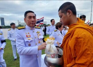 “ผศ.วราวุธ” ร่วมพิธีทำบุญตักบาตร เพื่ออุทิศถวายพระราชกุศลแด่สมเด็จพระพันปีหลวง