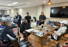 สืบนครบาลบุกรวบหัวจ่ายเด็กเอ็นท์-หนุ่มบาร์โฮส ยึดยาเสพติดอื้อ