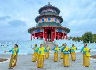 อลังการ! นางรำ 2 คณะรำถวายพระโพธิสัตว์กวนอิมเพื่อเสริมสิริมงคล