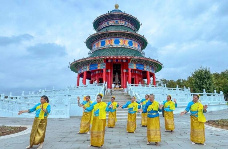 อลังการ! นางรำ 2 คณะรำถวายพระโพธิสัตว์กวนอิมเพื่อเสริมสิริมงคล