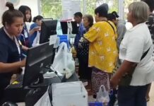 ผู้ถือบัตรสวัสดิการแห่งรัฐแห่สแกนซื้อสินค้าอุปโภคบริโภคจุนเจือครับครัว