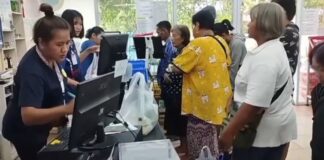 ผู้ถือบัตรสวัสดิการแห่งรัฐแห่สแกนซื้อสินค้าอุปโภคบริโภคจุนเจือครับครัว