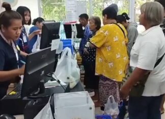 ผู้ถือบัตรสวัสดิการแห่งรัฐแห่สแกนซื้อสินค้าอุปโภคบริโภคจุนเจือครับครัว