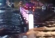 ฝนถล่มน้ำป่าไหลหลากทะลักท่วมคอสะพานอำเภอบ้านไร่ฉับพลัน