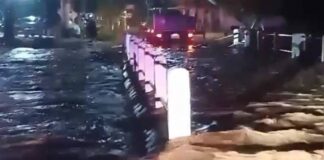 ฝนถล่มน้ำป่าไหลหลากทะลักท่วมคอสะพานอำเภอบ้านไร่ฉับพลัน