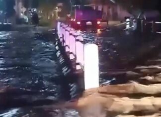 ฝนถล่มน้ำป่าไหลหลากทะลักท่วมคอสะพานอำเภอบ้านไร่ฉับพลัน