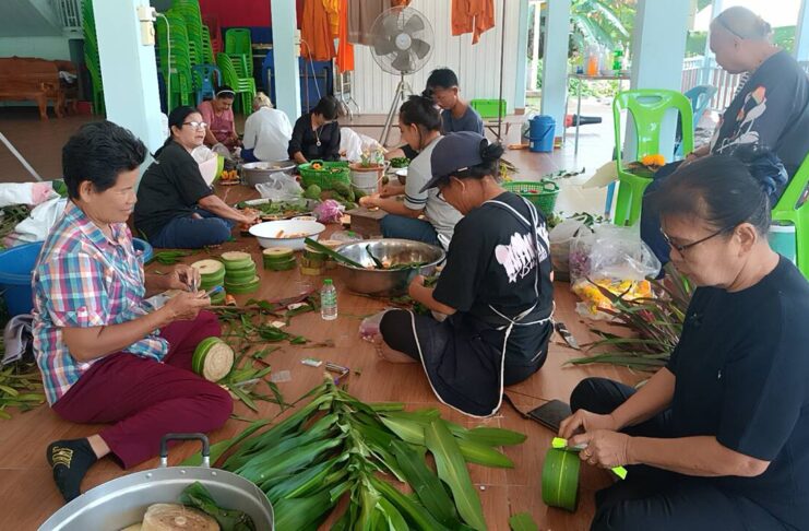 เทรนด์สิ่งแวดล้อมมาแรง!ชาวปราจีนฯฮิตทำกระทงวัสดุธรรมชาติถวายความอาลัย