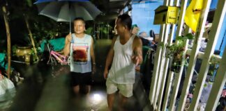 ฝนถล่มปทุมธานีนายกสวนพริกไทยลุยฝนตั้งเครื่องสูบน้ำเร่งช่วยชาวบ้าน