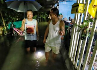 ฝนถล่มปทุมธานีนายกสวนพริกไทยลุยฝนตั้งเครื่องสูบน้ำเร่งช่วยชาวบ้าน