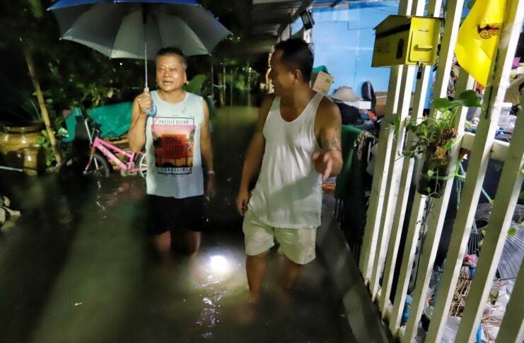 ฝนถล่มปทุมธานีนายกสวนพริกไทยลุยฝนตั้งเครื่องสูบน้ำเร่งช่วยชาวบ้าน
