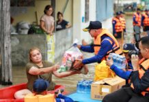 ผบ.ทสส.ล่องเรือมอบถุงยังชีพ-เปิดครัวสนามแจกข้าวกล่องผู้ประสบอุทกภัยสามโคก