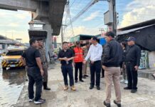 ผู้ว่าฯสมุทรปราการสนธิกำลังทุกฝ่ายลุยแก้ปัญหาน้ำท่วมขังหลังฝนตกหนักต่อเนื่อง