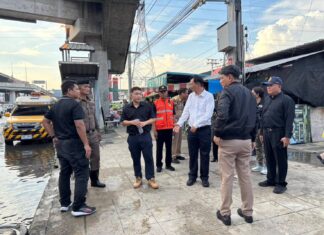 ผู้ว่าฯสมุทรปราการสนธิกำลังทุกฝ่ายลุยแก้ปัญหาน้ำท่วมขังหลังฝนตกหนักต่อเนื่อง