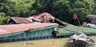 คุณตาวัย 70 ปี สู้วิกฤตชีวิต นอนบนหลังคาบ้านกลางน้ำท่วม 4 เดือน