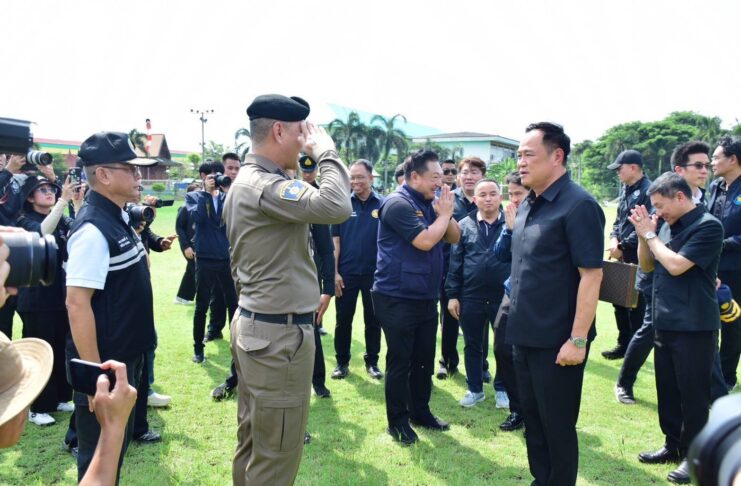 นายกฯลงพื้นที่อ่างทองตรวจราชการและลงพื้นที่ติดตามสถานการณ์อุทกภัยในพื้นที่