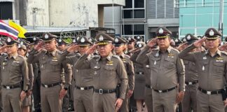 ผู้การฯปากน้ำ “นำตำรวจในสังกัดเคารพธงชาติสวดมนต์บูชาพระรัตนตรัยพร้อมปฏิญาณ กล่าวอุดมคติตำรวจ”