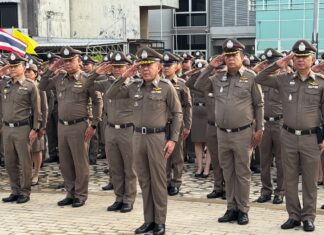 ผู้การฯปากน้ำ “นำตำรวจในสังกัดเคารพธงชาติสวดมนต์บูชาพระรัตนตรัยพร้อมปฏิญาณ กล่าวอุดมคติตำรวจ”
