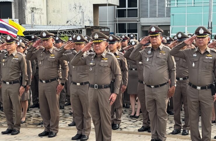 ผู้การฯปากน้ำ “นำตำรวจในสังกัดเคารพธงชาติสวดมนต์บูชาพระรัตนตรัยพร้อมปฏิญาณ กล่าวอุดมคติตำรวจ”